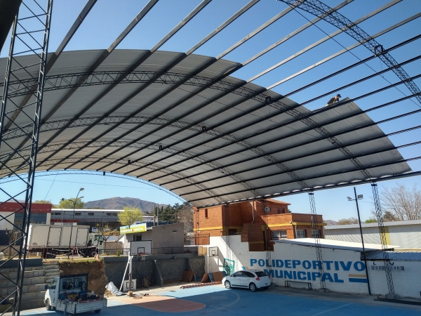 Huerta Grande: en pocos d&iacute;as estar&aacute; terminada la obra de techado del Polideportivo Municipal