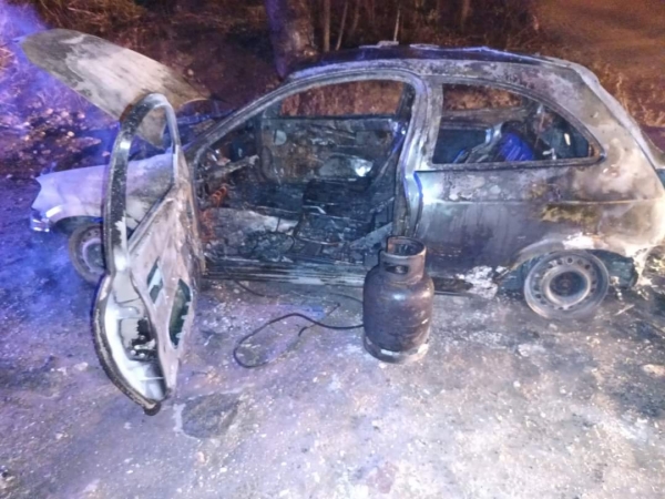 Incendio total de un veh&iacute;culo en Valle Hermoso