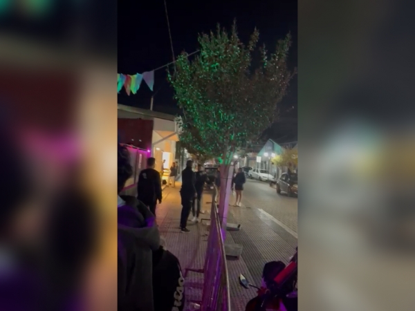 El guardia agredi&oacute; a los j&oacute;venes en la vereda del boliche (captura de video)