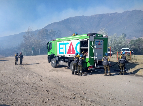 M&aacute;s de 20 evacuados por el incendio en Huerta Grande y La Falda