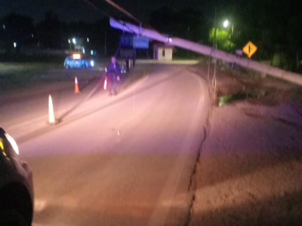 Un poste cay&oacute; hacia la ruta 38 en Huerta Grande