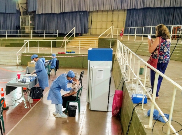 COVID-19: contin&uacute;an llegando vacunas a La Falda