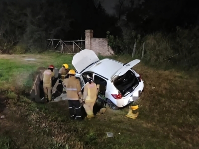 Una mujer sufri&oacute; graves quemaduras tras explotar el celular que cargaba en el auto