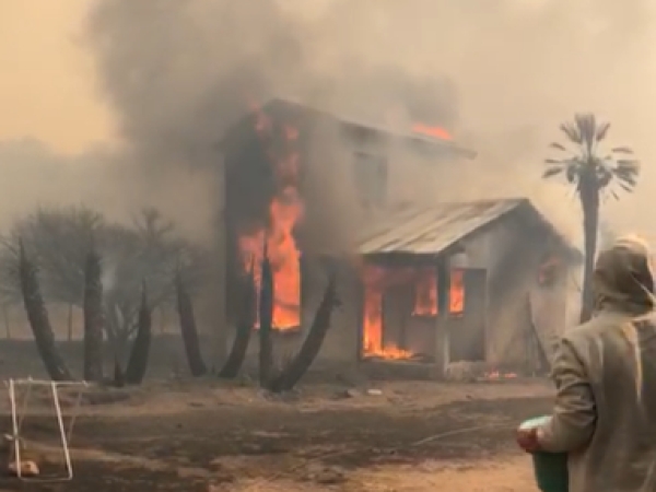 Unas 13 viviendas quemadas y evacuados, lo que dej&oacute; la jornada en el incendio de Capilla del Monte