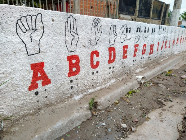 Inclusi&oacute;n: un merendero de La Falda pint&oacute; un mural con el abecedario en lengua de se&ntilde;as