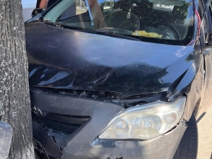 Se le bloque&oacute; la direcci&oacute;n del auto y choc&oacute; contra un &aacute;rbol en La Falda