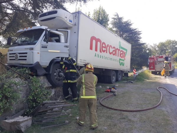 Un cami&oacute;n termin&oacute; incrustado en la pirca de una casa en plena ruta 38