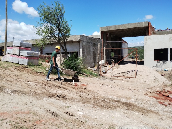 Sigue el reclamo por la Escuela ProA La Falda: ni siquiera hay fecha de finalizaci&oacute;n de la obra
