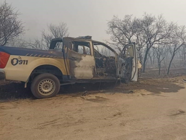 Incendio en San Esteban: se quem&oacute; un m&oacute;vil policial y un efectivo result&oacute; herido al rescatar a una mujer