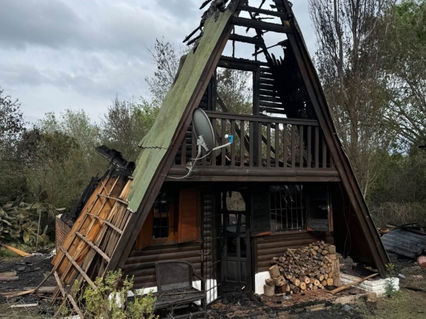 Solicitan colaboraci&oacute;n para el propietario de la caba&ntilde;a incendiada en Valle Hermoso