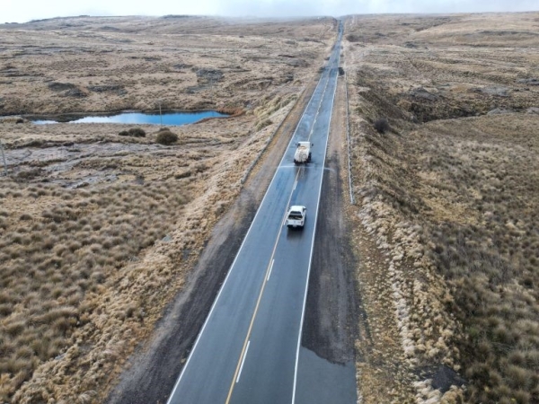 Riegan la ruta con sal para reducir la formaci&oacute;n de hielo en el camino a las Altas Cumbres