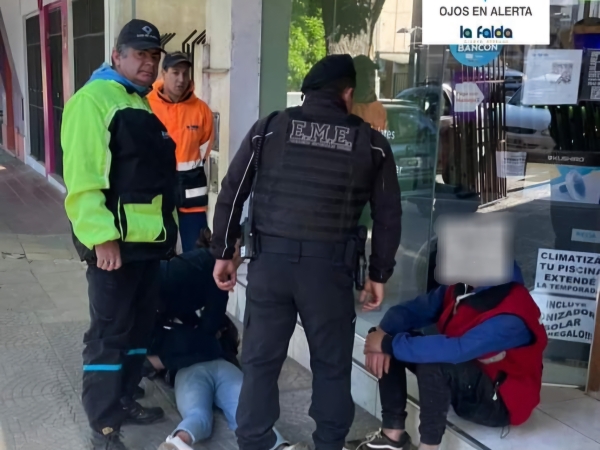 Dos detenidos por intentar robar gaseosas a un distribuidor en pleno centro de La Falda
