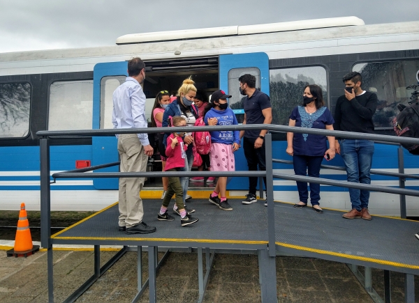 Alumnos de la Escuela Especial Reyes Contreras de Cosqu&iacute;n, viajaron en tren hasta Valle Hermoso