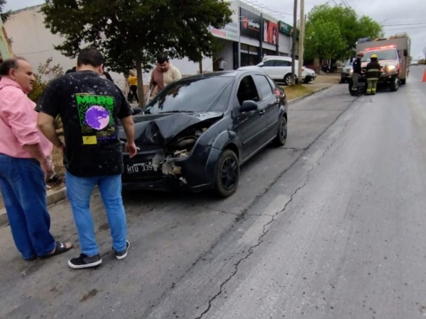 Calzada mojada: un autom&oacute;vil choc&oacute; contra un poste en Villa Giardino