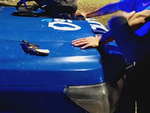 Pelea entre j&oacute;venes en la Plaza San Mart&iacute;n de Villa Giardino: uno de ellos ten&iacute;a un rev&oacute;lver y fue detenido