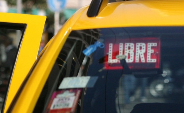 Viajaron en taxi de C&oacute;rdoba a La Falda, uno de ellos escap&oacute; sin pagar y el otro qued&oacute; detenido