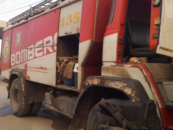 Un cami&oacute;n de Bomberos de Valle Hermoso fue alcanzado por las llamas en San Esteban