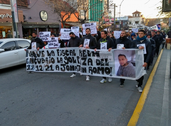 Crimen de Jonathan Romo: la marcha apunt&oacute; a la responsabilidad de Kelm