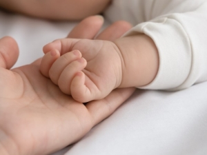 Subrogación fallida: la madre adoptiva se arrepintió y ahora el bebé espera por una familia