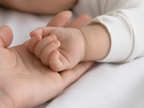 Subrogación fallida: la madre adoptiva se arrepintió y ahora el bebé espera por una familia