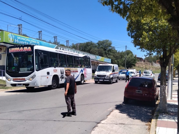 Mujer herida al caer mientras bajaba del urbano en Huerta Grande