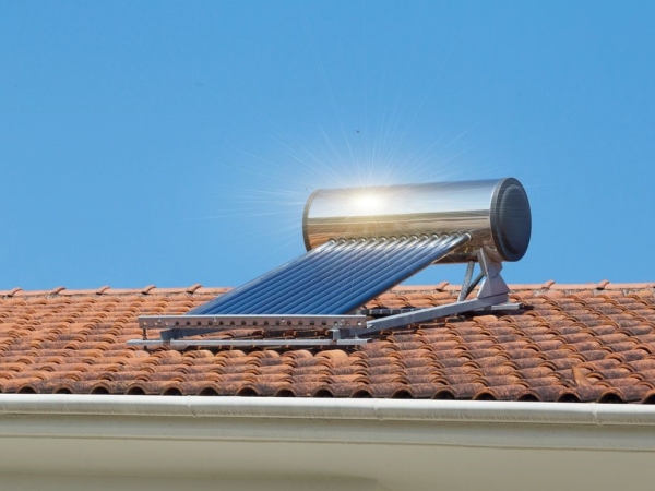 Otorgan becas para un curso de Instalador de Termotanque Solar