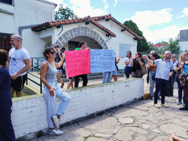 La Falda: protesta en el Instituto Dante Alighieri por el despido injustificado de docentes