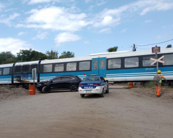 Accidente entre un autom&oacute;vil y el Tren de las Sierras: una mujer result&oacute; herida