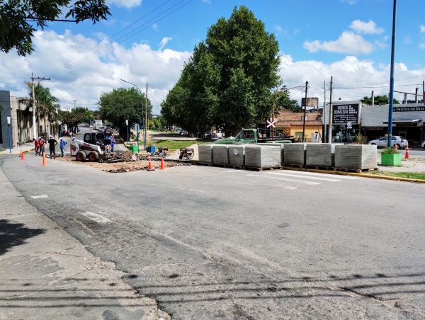 Desv&iacute;o en uno de los ingresos al centro de La Falda por obra de bacheo