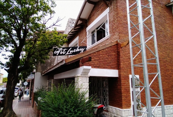 Vecinos de La Falda presentaron un petitorio reclamando al municipio por dos "boliches a cielo abierto"