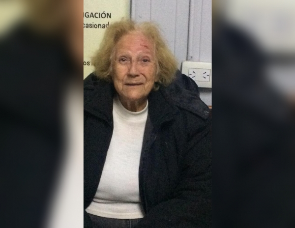 Buscan a familiares de una mujer desorientada en Villa Giardino