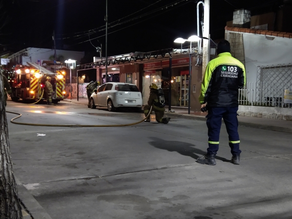 Bomberos de La Falda intervinieron ante la fuga de gas en un auto