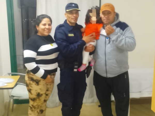 Tanti: r&aacute;pida intervenci&oacute;n policial para salvar a una beb&eacute; que cay&oacute; a una pileta