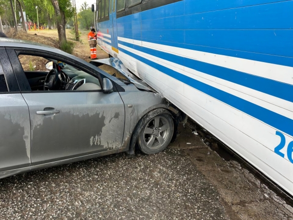 Un auto embisti&oacute; al Tren de las Sierras en La Falda