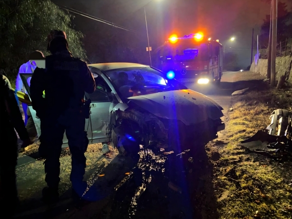 Otro choque contra un poste en La Falda: un automovilista resultó herido