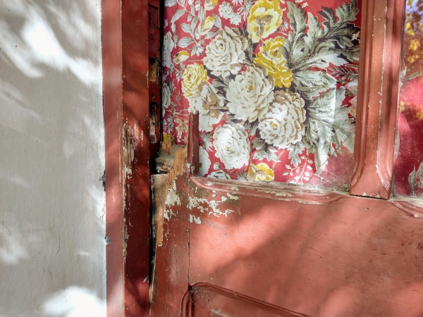 Le reventaron la puerta con una piedra para entrar a robar