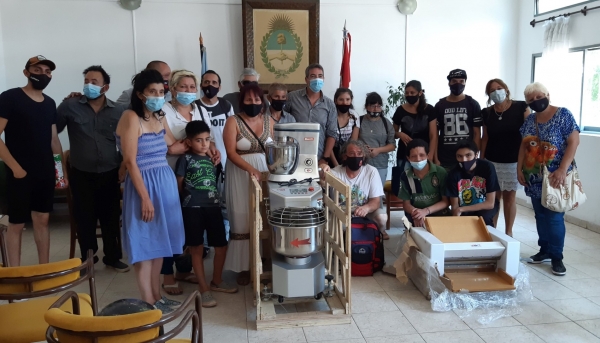 Huerta Grande: Montoto entreg&oacute; m&aacute;quinas para la panader&iacute;a de &ldquo;Luci&eacute;rnagas Serranas&rdquo;