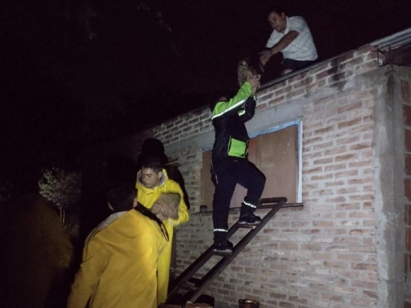 Personal municipal de La Falda trabaja en una vivienda con voladura de techo