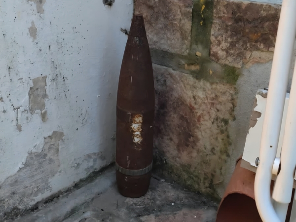 Villa Carlos Paz: encontr&oacute; un proyectil de artiller&iacute;a cuando limpiaba el patio de su casa
