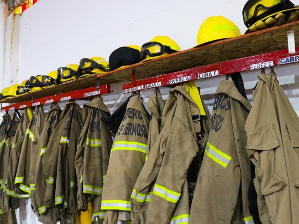 Entregaron equipamiento forestal y de protecci&oacute;n personal a bomberos