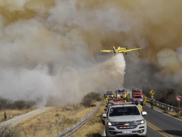 Con evacuados contin&uacute;a activo el incendio en Capilla del Monte