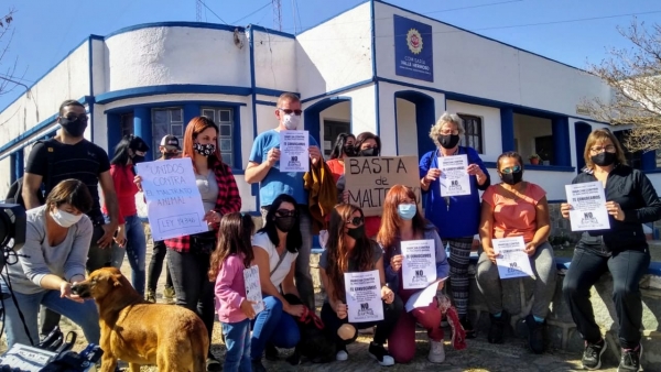 Maltrato animal: vecinos de Valle Hermoso protestaron frente a la comisar&iacute;a