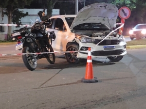 Choque entre un auto y una moto de la Polic&iacute;a Caminera en el ingreso sur de La Falda (video)