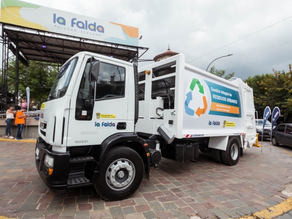 Presentaron el nuevo cami&oacute;n compactador de residuos en La Falda