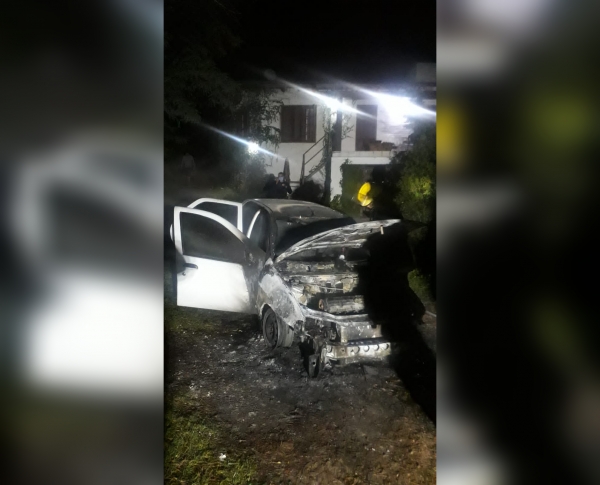 Bomberos extinguieron el incendio de un autom&oacute;vil en Villa Giardino