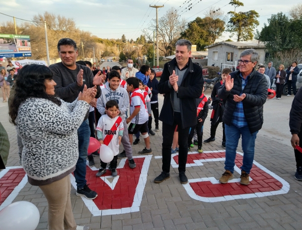 La adoquinera no para: inauguraron obras en las calles de ingreso al club River de La Falda