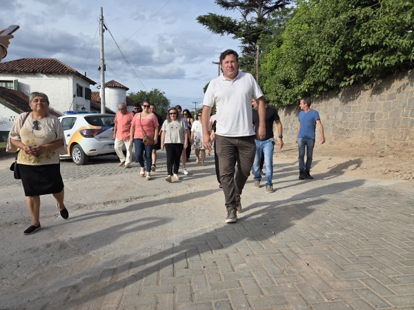 Fue inaugurada la segunda etapa de adoquinado de una importante calle de Huerta Grande