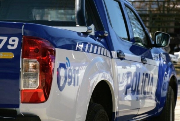 Dos menores detenidos por robar dinero de un auto en La Falda