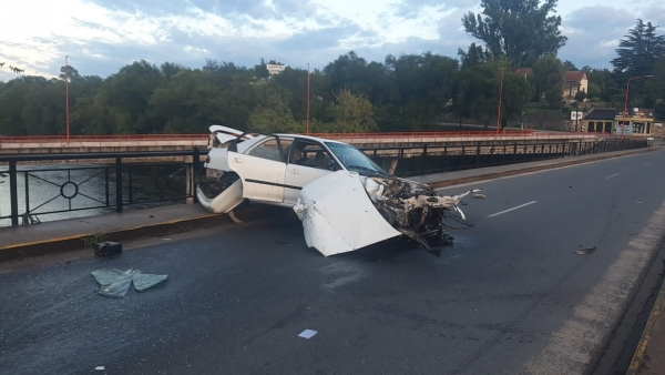Un herido tras impactante accidente en el puente Carretero de Cosqu&iacute;n