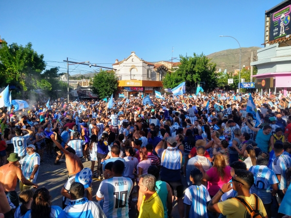 La Falda: una multitud festejó el pase de Argentina a la final (video)